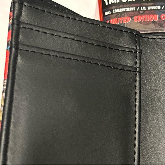 Sold Spider-Man Marvel Media Special Trifold Wallet in Red Collectors Tin - Picture 10 of 11